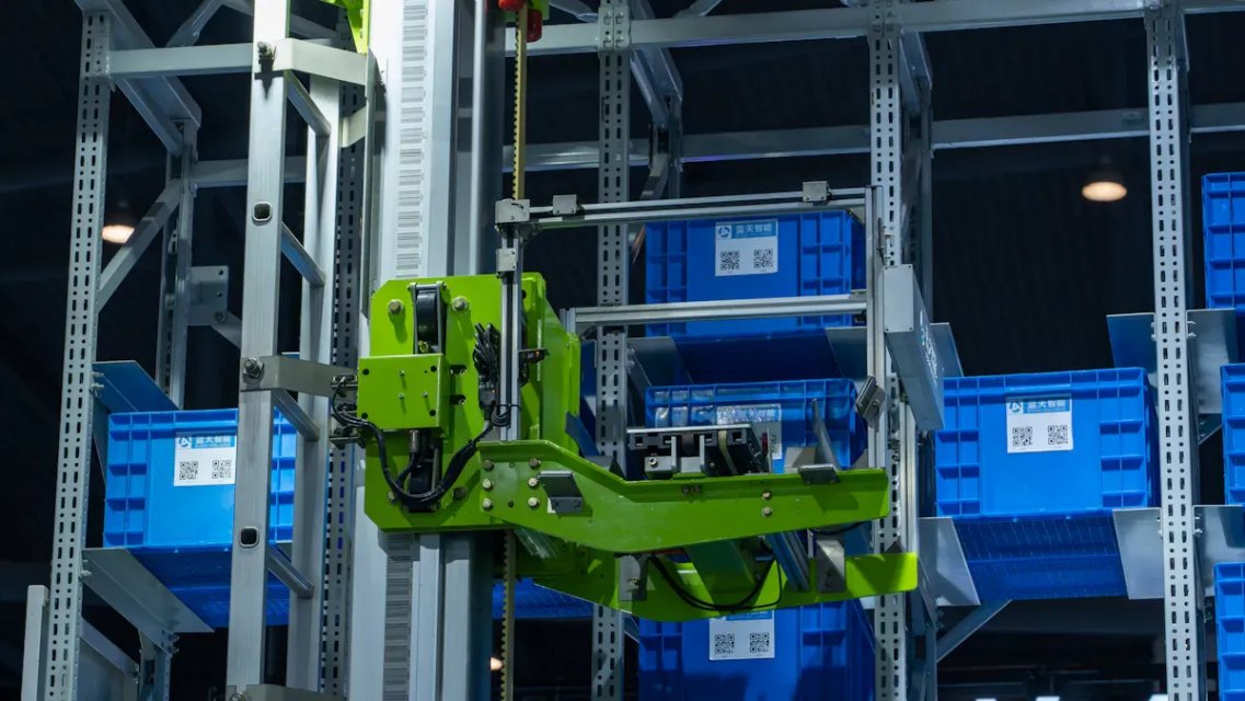 В чём заключаются основные преимущества использования паллетных челночных систем для хранения сыпучих грузов?