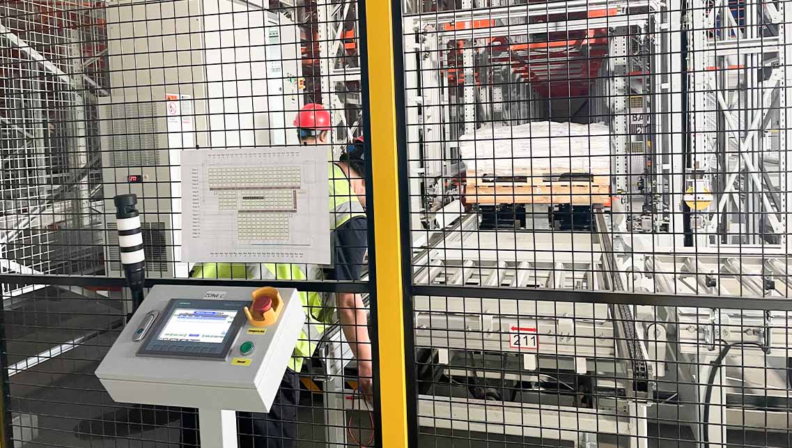 Каким образом автоматизированные системы хранения повышают безопасность и соответствие нормативным требованиям в складских операциях?